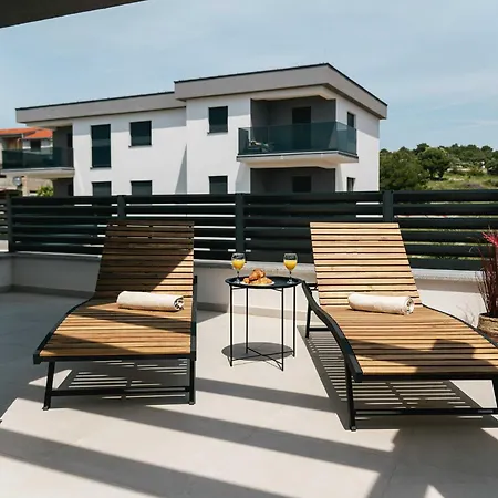 Villa La Ze - Three Bedroom With Swimming Pool