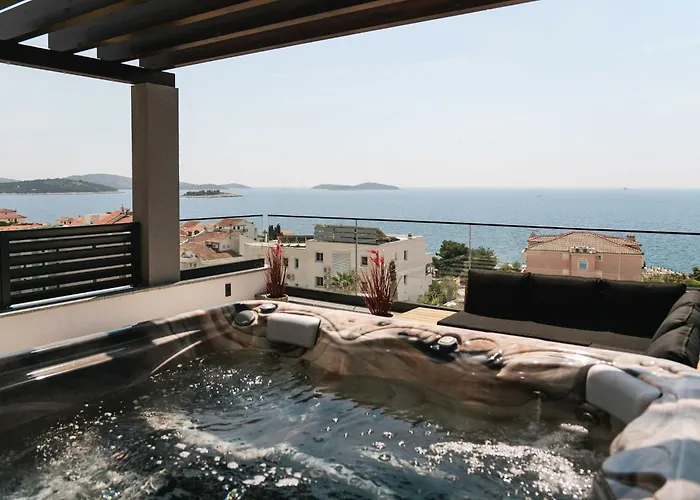 Villa La Ze - Three Bedroom With Swimming Pool *